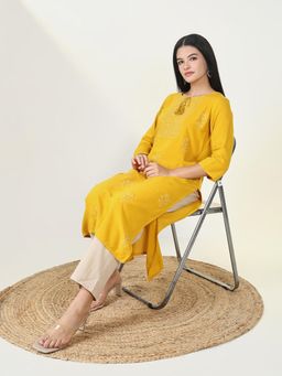 SHOWOFFFF - Women's Yellow Solid Straight Kurta