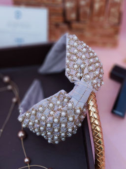 Diya Aswani - Swirl Pearl in Beige Hairband