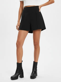 Buynewtrend - Women Black High Waist Solid Shorts