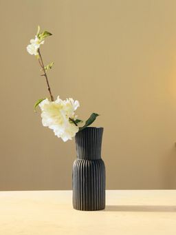 IAAH - Fluted Vase Black