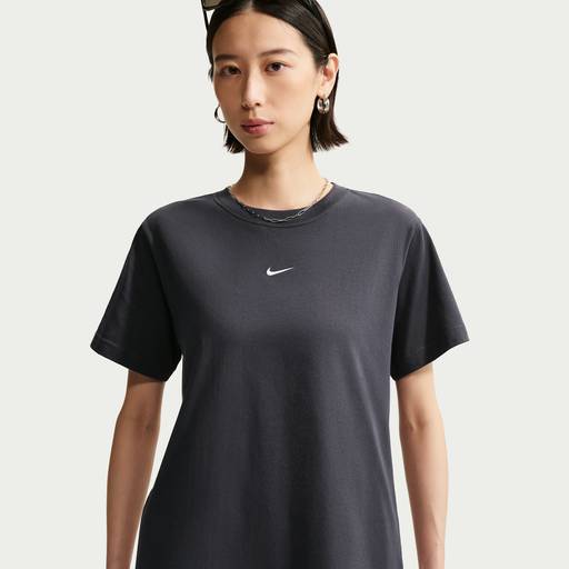 Nike Sportswear - Women's Oversized Short-Sleeve T-Shirt (Plus Size)