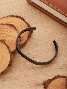 Aatmana - Men Black-Toned Cuff Bracelet