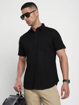R&B - Men Black Spread Collar Short Sleeves Solid Shirt