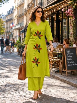 BERRYLICIOUS - Green Embroidered Regular Kurta & Pant