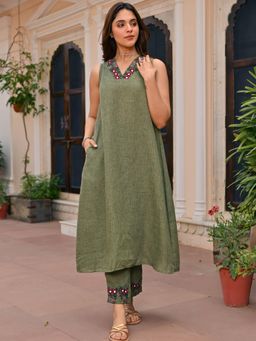 Lavanya The Label - Green Solid/Plain Regular Kurta & Pant
