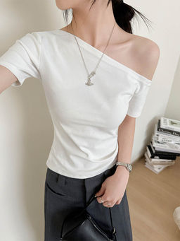 Outzidr - White Relaxed Fit One Off-Shoulder T-Shirt