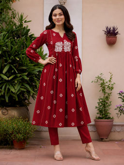 Aaghnya - Maroon Floral Viscose Rayon Regular Kurta and Pant