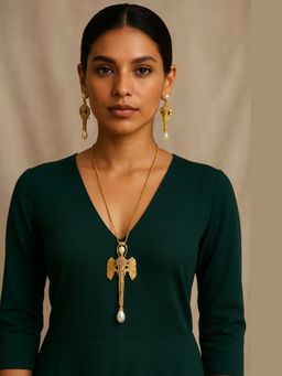 Kare Kraft - White Elephant Pearl Necklace Set