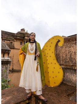 Suramya - Raunaqya Embroidered Ivory Kurta with Pant and Dupatta