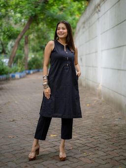 Sutra Art of Clothing - Black Khadi Cotton Solid Kurta and Pant