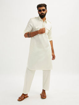 Vastramay - White Solid Kurta and Pyjama (Set of 2)