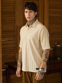 Campus Sutra - Men'S Beige Spiral Knot-Tactile Oversized Polo T-Shirt
