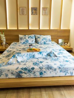 Reysha - Blue Jardin 400 TC Organic Cotton Botanical Printed King Bedsheet with 2 Pillow Covers