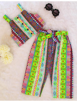 Woonie - This Woonie geometric printed summer set-multi is a summer essential for your little girl. Tailored in the finest material, it features a square neck. Style it with fancy accessories to complete her look.