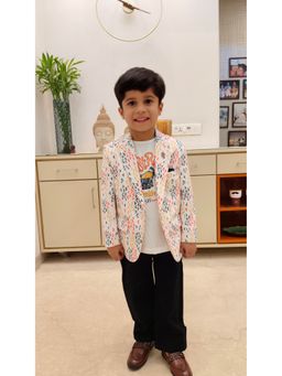 devils n angels - Boys White Printed Blazer with T-Shirt and Broach