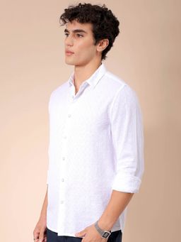 The Indian Garage Co - Men Regular Fit Textured Solid Full Sleeves Cutaway Collar Casual Shirt