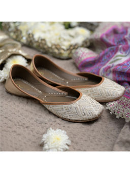 Coral Haze - Ivory Juttis With Zari And Threadwork Set