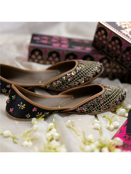 Coral Haze - Black Hand Embroidered Juttis