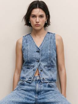 Outzidr - Blue Sleeveless Button Closure And Velt Pockets Vest Top
