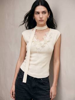Outzidr - White V Neck Floral Corsages With Scarf