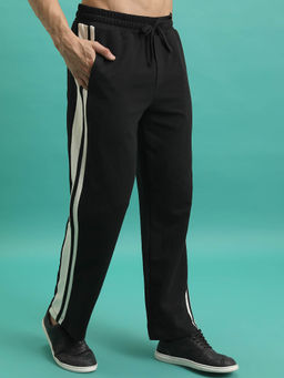 HIGHLANDER - Black Solid Relaxed Fit Trackpant