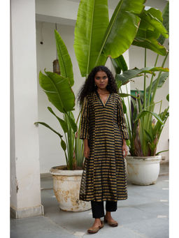 Raas Life - Kalakriti Gold Zari Striped Chanderi Kurta and Pant (Set of 2)