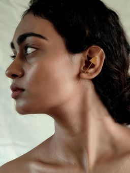 DE'ANMA - Gold Arcus Pyramid Ear Cuff