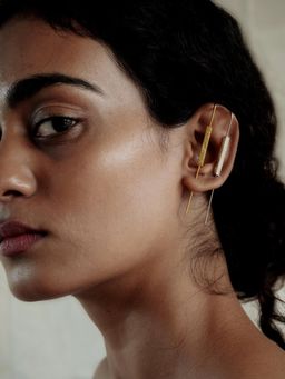 DE'ANMA - Gold Arcus Dash Ear Cuff