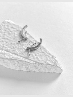 DE'ANMA - Silver Taai Studs Earrings