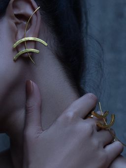 DE'ANMA - Gold Tohu Studs Earrings