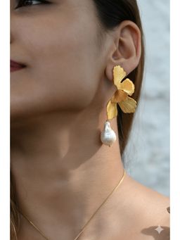 Heena Mittal - Orchidea Fiore Pearl Large Earrings