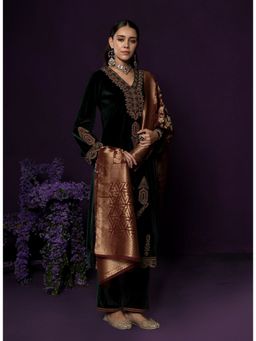 Lakshita - Green Velvet Zari Kurta with Pant and Dupatta
