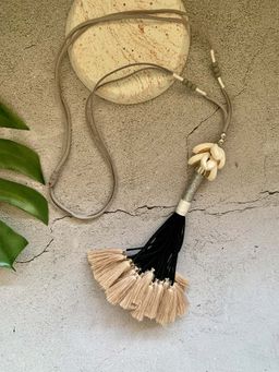 A FINE STORY - Black Shell Bunch Necklace