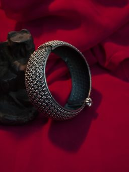 Niscka - Pleasing Silver Oxidised Kada Bracelet For Women