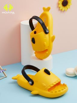 HOPPA - Kids Yellow Baby Shark Clogs