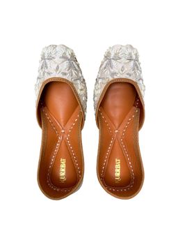 KURRBAT - Women Slip On Round Toe Juttis