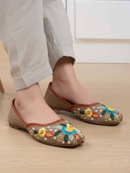 Aroom - Women Beige Juttis