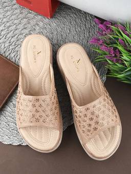 XE Looks - Orthopedic Features With Cushioning Doctor-Slippers