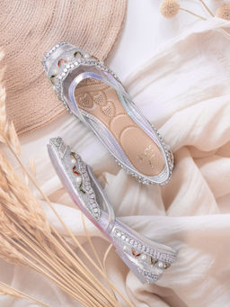 Jove - Women Silver Ethnic Embellished Juttis