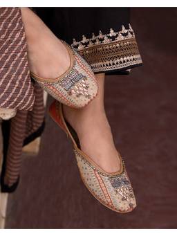 Fizzy Goblet - Women City Palace Beige Juttis