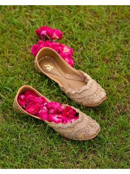 Fizzy Goblet - Women Sangeet & Repeat Gold Juttis