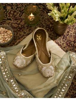 Fizzy Goblet - Women Maharani Mode Gold Juttis