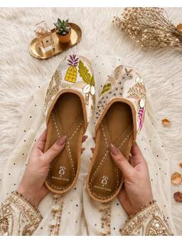 Fizzy Goblet - X Payal Singhal Women Shell Yeah Multi Colour Juttis