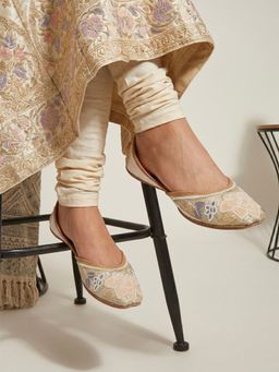 Dollphin - Women Embroidered Ethnic Juttis