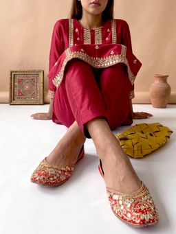 Dollphin - Women Embellished Ethnic Juttis
