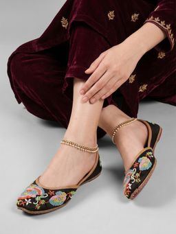 Dollphin - Women Black Embellished Ethnic Juttis
