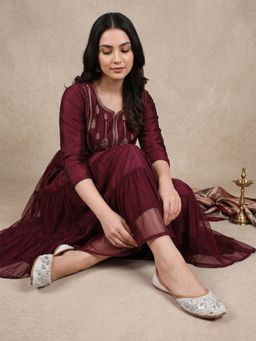 Dollphin - Women White Embroidered Ethnic Juttis