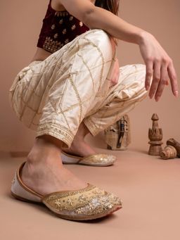 Dollphin - Women Beige Embroidered Ethnic Juttis