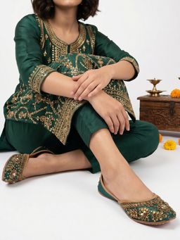 Dollphin - Women Green Embroidered Ethnic Juttis