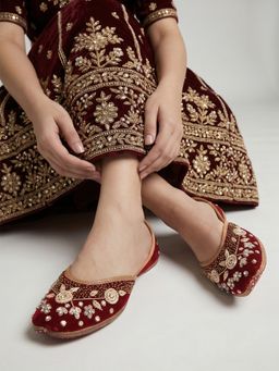 Dollphin - Women Maroon Embroidered Ethnic Juttis